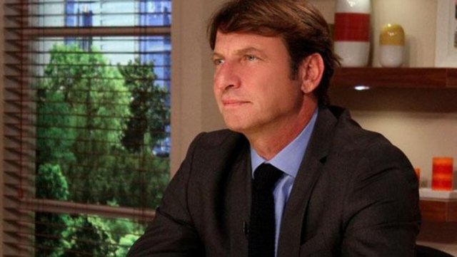 "Kendisi de dünyanın en yakışıklı erkeği ya" diyerek ti'ye aldı.