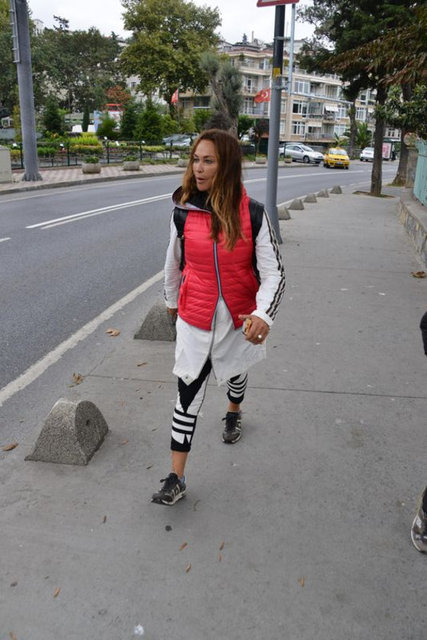 Hülya Avşar, önceki gün Boğaz'da yürüyüş yaptı. Yürüyüş sırasında muhabirlerle sohbet eden Avşar, kızı Zehra'nın erkek arkadaşı için "Çok da yakışıklı değil" diyen eski eşi Kaya Çilingiroğlu'nu...