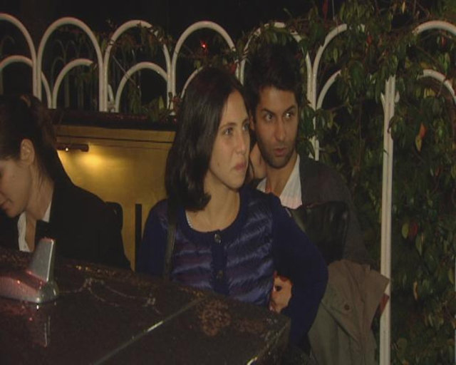 Kızı Zehra'nın ilişkisine onay veren ünlü şarkıcı muhabirlerin 'damat bey ile yemeğe mi çıktınız' sorusuna 'henüz damat demek için çok erken erkek arkadaşı diyelim' açıklamasını yaptı.