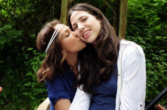 Annesi Hülya Avşar'la çektiği reklam filmiyle ilk kez kamera önü deneyimi yaşayan ve 250 bin TL kazanan Zehra Çilingiroğlu, önceki gün Bebek'te yürüyüş yaparken görüntülendi.  -