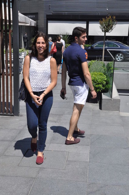 ZEHRA PANİKTE! Ünlü sanatçı Hülya Avşar ve Kaya Çilingiroğlu çiftinin 17 yaşındaki kızları Zehra, önceki gün İstinye Park'ta bir erkek arkadaşıyla görüntülendi.