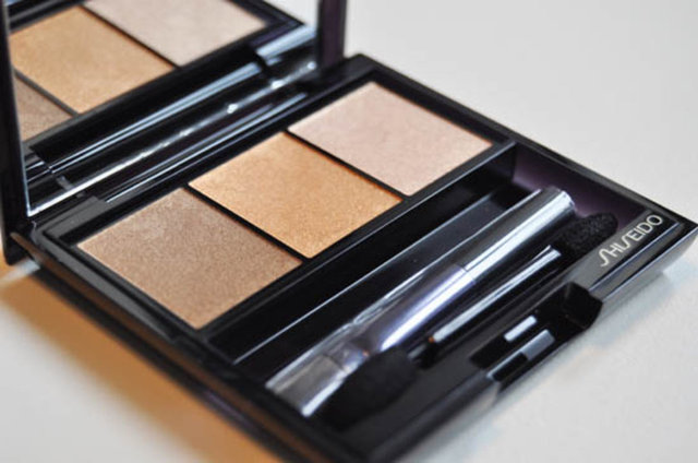 Gelelim esmer bayanlara. Esmer bayanlar göz makyajları için, altın kahve ve tonlarında far seçmelidirler.