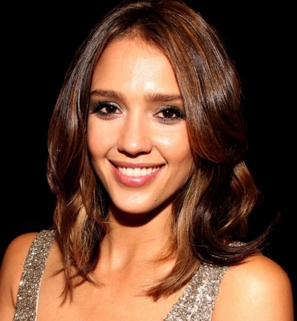 Yanaklarına pembe kahve bir allık uygulayarak, hem doğal, hem de dolgun bir görünüm sağlayacaklardır.