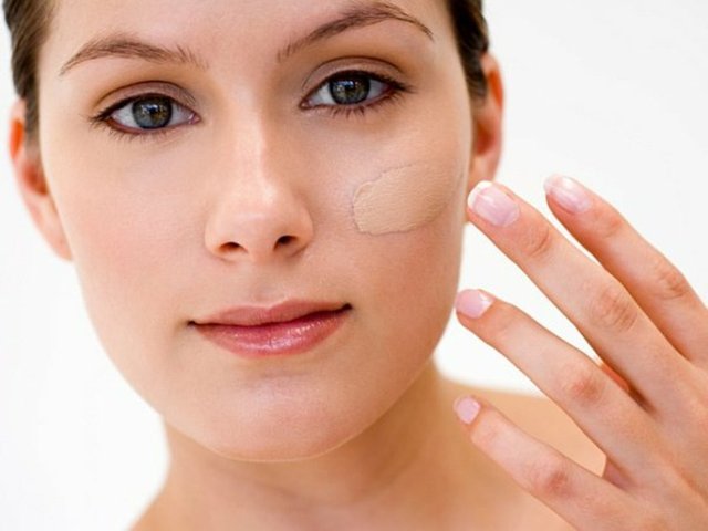 Buğday tenli bayanlar, makyaj bazı olarak sarımsı kahve ve karamel tonlarını kullanmalıdırlar.