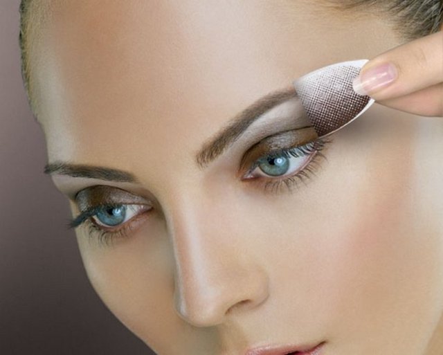 Göz makyajlarında ise, kahverengi, havai mavisi, bronz, granit ve pastel renkleri tercih edebilirler.