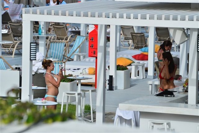 Ne yaptığı anlaşılamayan Şancı'yı mekandaki misafirler de dikkatle izledi.