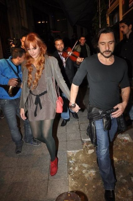 2 yıllık aşkın ardından Haziran 2014'te ayrıldığı, kızı Lara'nın babası Can ateş, Meryem Uzerli'ye İstanbul'dan 32 gül gönderdi.