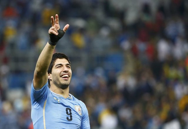 -  - Bu arada ITV televizyonu maçı naklen yayınlarken, Luis Suarez'in sevinç gösterisi anında bir ara kendini tutamayarak "Luis gülmeyi bırak" diye çıkışta bulundu.