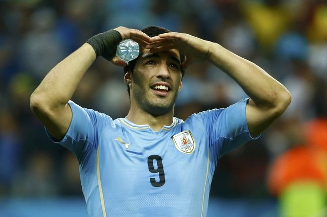 -  - Gazete, tribünde İngiltere - Uruguay maçını izlerken ağlayan Wayne Rooney'nin oğlu Kai'nin, eşine ve takıma moral vermek için Brezilya'ya gelen anne Coleen Rooney ile fotoğrafını yayınladı.