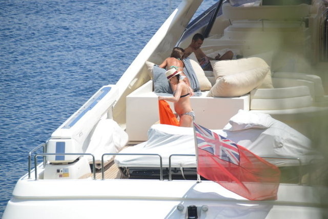 Teknede eşi Benjamin Harvey'le bol bol sohbet eden güzel oyuncu denize girmemişti.