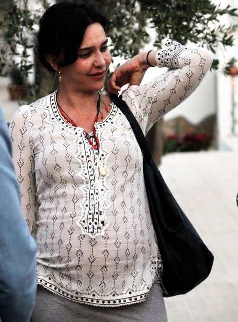 Türkiye'de görev yapan Amerikalı gazeteci Benjamin Harvey ile evli olan oyuncu bir erkek bebek dünyaya getirmişti.