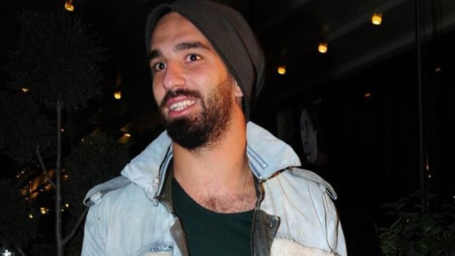 Dün yazdım. Bir aydır Burcu Esmersoy ile Arda Turan ile birlikte diyenlerin yanı sıra bir de başka isimler telaffuz ediliyor.