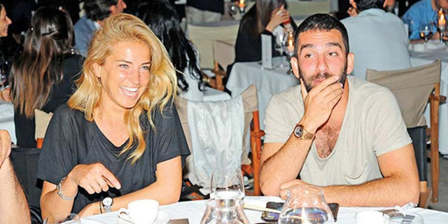 HT GAZETE / Esin ÖVET - eovet@htgazete.com -  - Burcu Esmersoy ile adı anılan Arda Turan hakkında sürekli birileri bir şey konuşuyor.