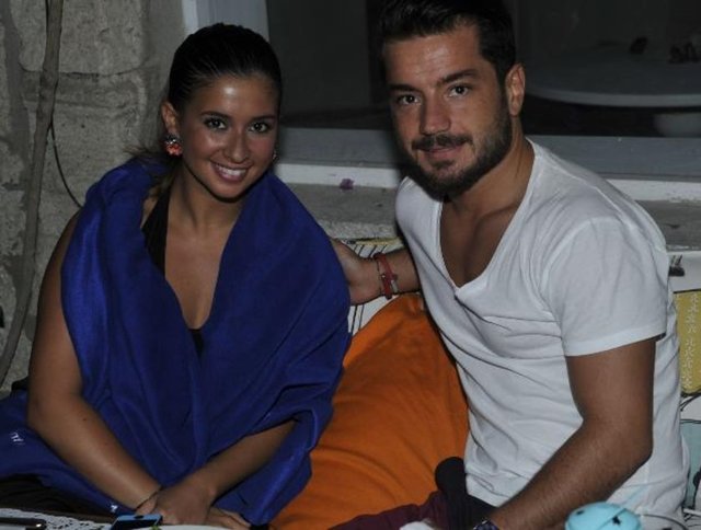 Önceki akşam Alaçatı Tuval Restoran'da arkadaşlarıyla bir araya gelen genç çift, objektife mutluluk pozları verdi.