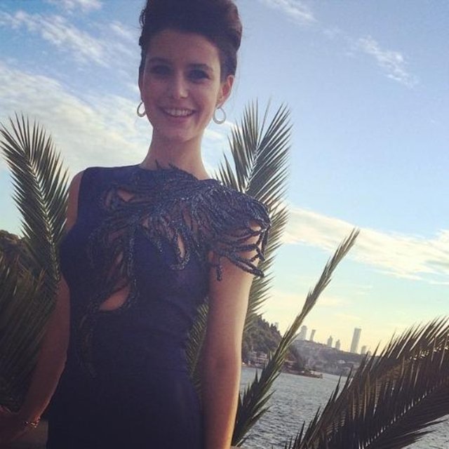 Saat, düğün töreni için Özgür Mansur imzalı bir elbise giydi.