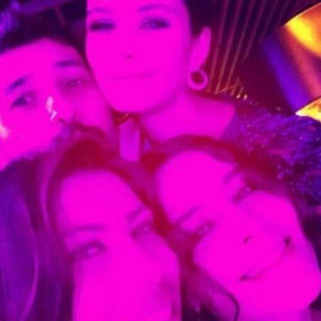 Beren Saat bu özel gecede nişanlısı Kenan Doğulu'yu yalnız bırakmadı.