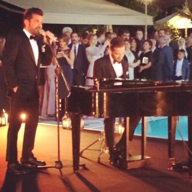 Kenan Doğulu ve Ozan Doğulu söyledikleri şarkılarla konuklara eğlenceli dakikalar yaşattı