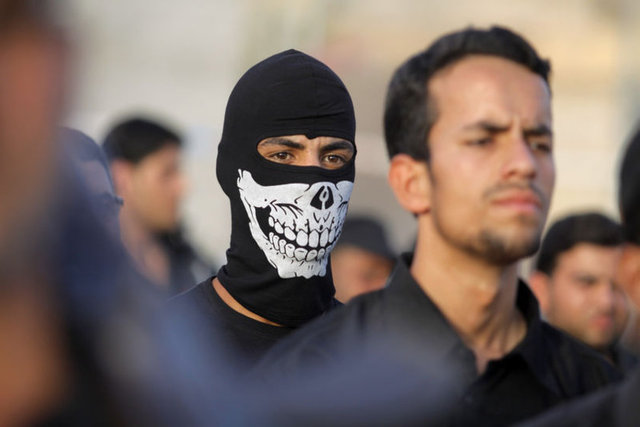 Milisler, IŞİD'in Arapça kısaltmasının yazılı olduğu tahtalara uçan tekmeler atarak mesaj verdi.