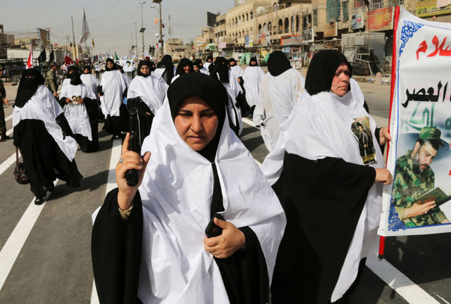 Kerkük sokaklarında boy gösterenlerin arasında kefen giyenler dikkat çekti.
