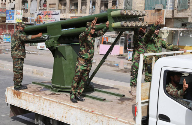 Sadr'ın Kerkük Temsilcisi Raad El Sahri, gösteriyi düzenleyenleri askeri kıyafetle selamladı.