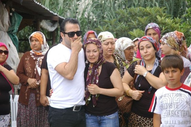 Pop müzik sanatçısı Atilla Taş'ın annesi Halide Yılmaz, tedavi gördüğü hastanede hayatını kaybetti.