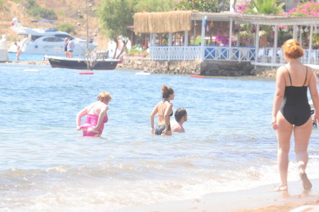 Ailesiyle birlikte kiraladıkları tekneyi Gümüşlük'e demirleyen Atiye, bir süre güvertede güneşlendikten sonra denize girdi.