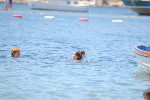 Siyah bikinisiyle dikkat çeken güzel şarkıcı yüzerek kıyıya çıkıp iskeleden yürüyerek tekneye döndü.