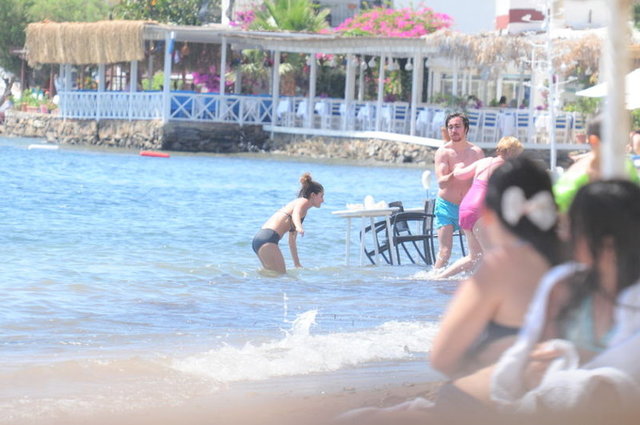 Sahne kostümü olarak sürekli tayt giyen güzel popçu önceki gün Bodrum Gümüşlük'te ilk kez bikinili görüntülendi.