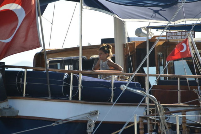 AİLESİYLE TEKNE KİRALADI - Atiye de bikinili görüntülenen ünlüler kervanına katıldı