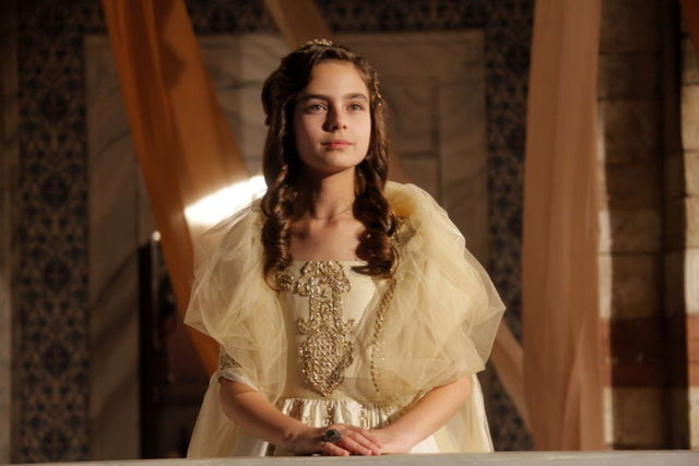 Kösem Sultan, ünlü oyuncuların fanlarını birbirine düşürdü!