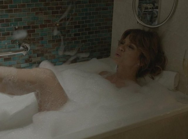 Ünlü oyuncunun küvet sahnesi çok konuşulmuştu.