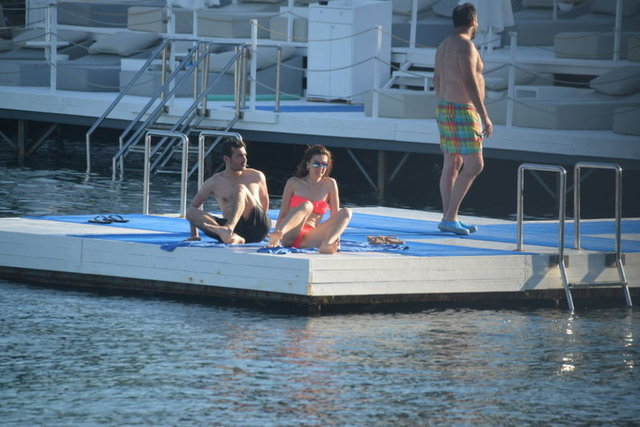 İskelede yan yana güneşlenen Gökçe Bahadır ve Caner Cindoruk'un aşk yaşadığı konuşuluyor.