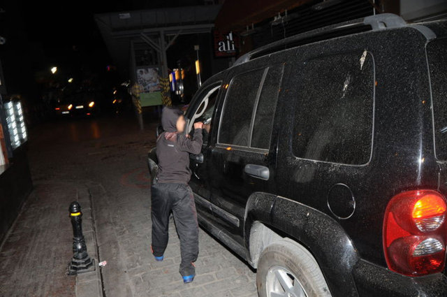 Oyuncu, yemek yemek için gittiği Ece Bar'dan çıktıktan sonra sokak çocuklarının arasında kaldı. Bahşiş isteyen bir çocuk, Bahadır'ın cipinin önüne atladı.