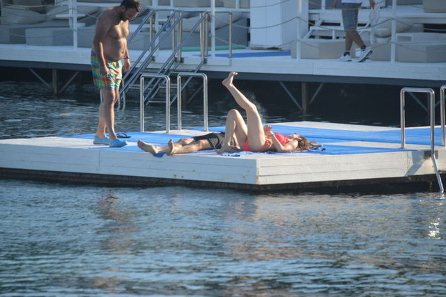 Aralarında aşk dedikoduları çıkan Bahadır ile Cindoruk, bir saate yakın iskelede kaldıktan sonra arkadaşlarının yanına geçti.