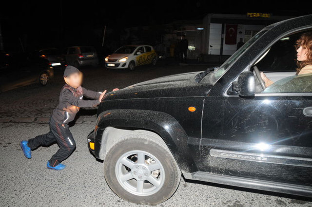 KORKU DOLU DAKİKALAR YAŞADI - Oyuncu, otomobilin önünde duran ve "Para ver, bırakmam" diyerek gitmesini engelleyen sokak çocuğunu, "Param yok" diyerek atlatmaya çalıştı. Çocuk, cipiyle uzaklaşmaya çalışan Bahadır'ın peşinden koştu.