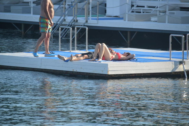 Önceki gün Bitez'de birlikte denize girip yüzen ikili, daha sonra iskelede yan yana güneşlendi.