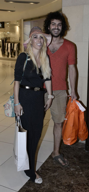 Mekâna girmeyerek hızlı adımlarla uzaklaşan Yener ve Öğüt, İstiklal Caddesi'nde bulunan bir başka mekânın teras katına çıkmak için asansöre bindikten sonra muhabirlerin de peşlerinden geldiğini görünce espriyi patlattı. -