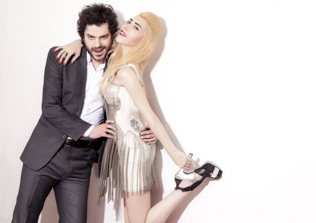 Muhabirlerin görüntü alabilmesi için asansörün kapısını açık tutan Yener "Başlık belli, haberi ona göre yazın" diyerek 'asansör fantezisi'ne gönderme yaptı. Sevgilisine sarılarak poz veren Yener, ardından Ozan Öğüt'ü öpücüklere boğdu.