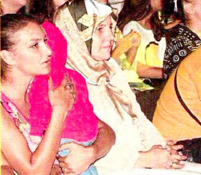 Şarkılarıyla hayranlarını çoşturan Yener'i sevgilisi Ozan Öğüt'ün annesi Mahmure Öğüt en önden izlemişti.