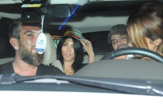 Patlayan flaşlarla şaşkınlık yaşayan üçlü, "Siz olmadan adım atamıyoruz artık" diyerek muhabirlere takıldı.