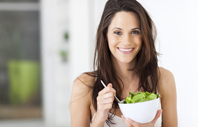 Öğle öğününde sebze, yoğurt, ekmek ve salata, akşam öğününde ise; avuç içi kadar ızgara balık veya tavuk ve ekmek yiyerek yeterli bir öğün düzeni ile kilo veriminizi hızlandırabilirsiniz.