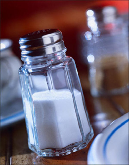 Besinlerinize ekstradan kattığınız tuz, vücudunuzda gereksiz su tutumuna ve fazla tuz tüketimi de kemik yoğunluğunuzun azalmasına neden olur.