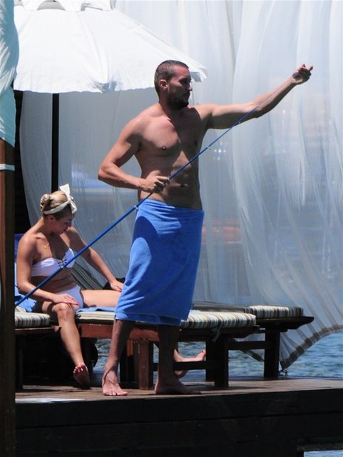 Genç adamın iskelede bir metrelik suya olta atması dikkat çekti.