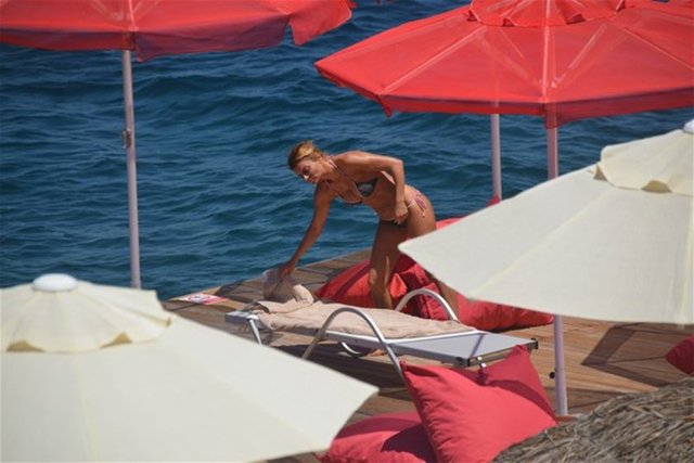 Vahapoğlu, fit bedenini plaj keyfi yaparken bile çalıştırmayı ihmal etmedi.