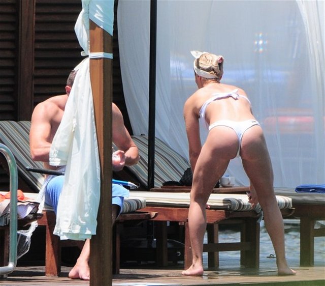 Makaron'dan Umut Ünverin haberine göre, Hülya Avşar'ın kız kardeşi Helin Avşar kimliği meçhul yeni sevgilisiyle Bodrum'da objektiflere takıldı.