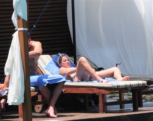 Helin Avşar yeni sevgilisiyle tatile çıktı.