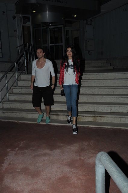 Posta'da yer alan habere göre, Caner eşi Asena'ya, İzmir-Çeşme'de tripleks ve havuzu olan evi hediye etti.