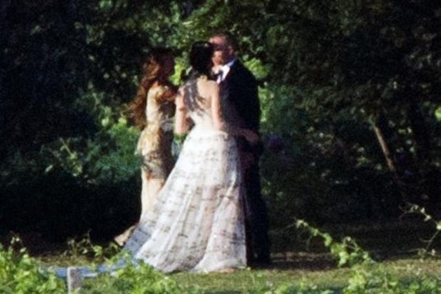 Ünlü şarkıcı Eros Ramazzotti, Marica Pellegrinelli kır düğünüyle dünya evine girdi.