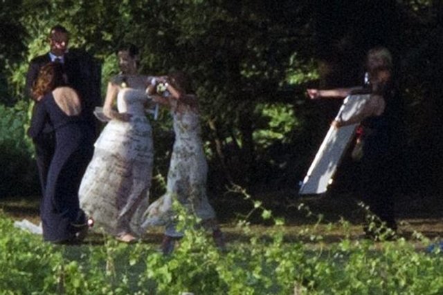 Düğüne Ramazzotti'nin İsviçreli manken Michelle Hunziker ile evliliğinden dünyaya gelen kızı Aurora da katıldı.