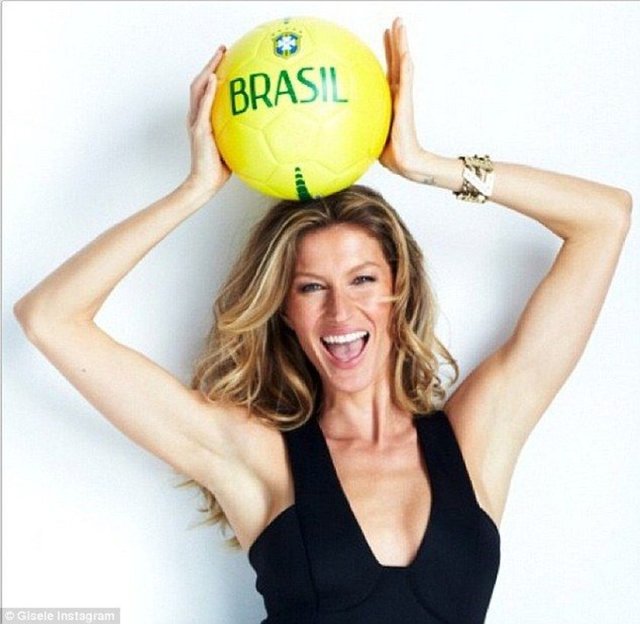 Ambrosio, Brezilya'da düzenlenen manken yarışmasının sunuculuğunu yapan model Fernanda Motta'yla birlikte Brezilya-Kamerun maçını izledi.